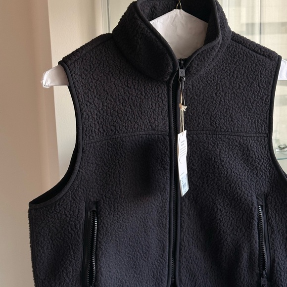 Vuori Jackets & Blazers - NWT Vuori Alpine Vest - S in Black